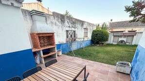 Casa de campo, vista al jardín | Restaurante al aire libre
