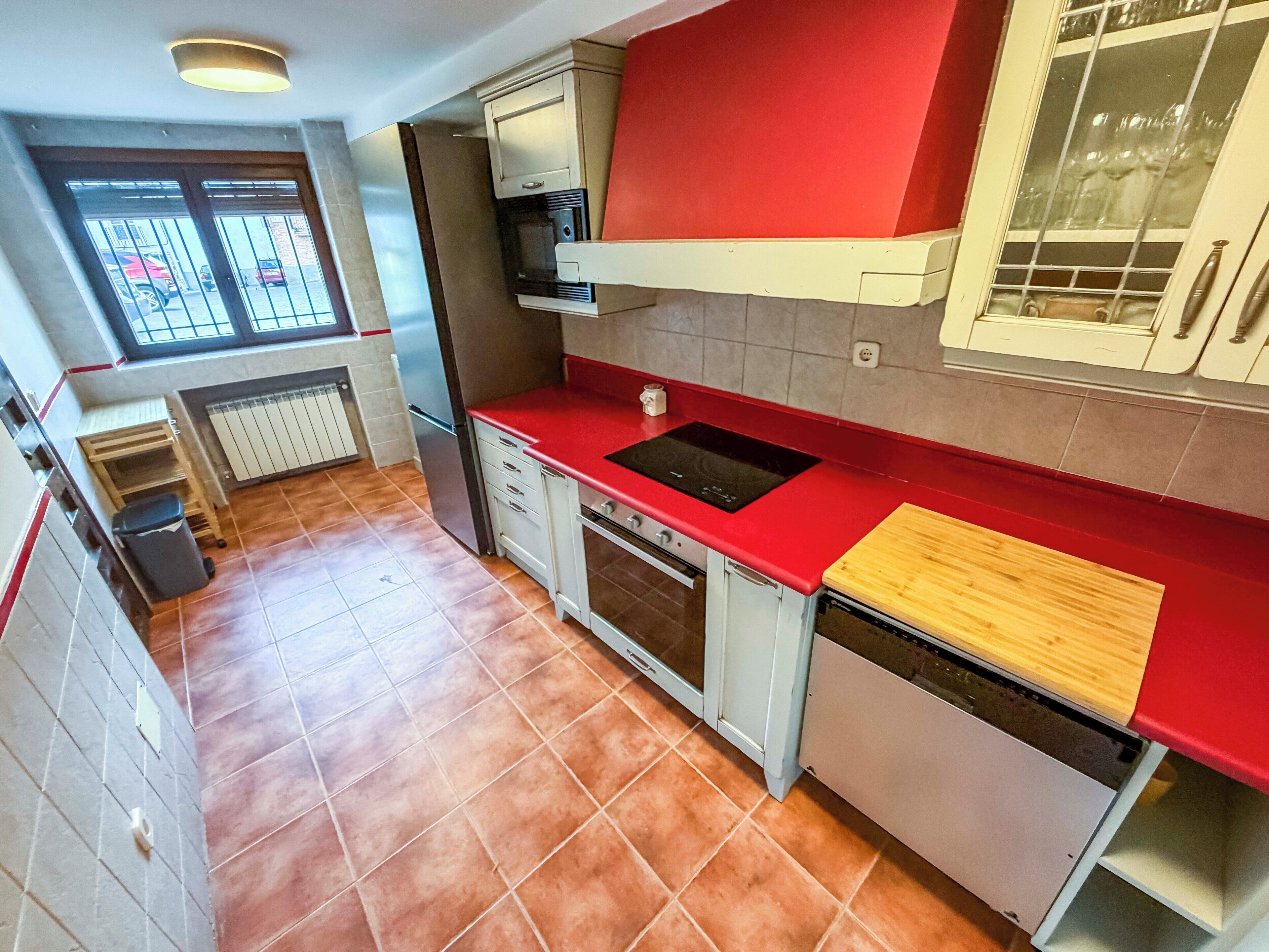 Casa de campo, vistas al jardín | Cocina privada | Frigorífico grande, microondas, horno y placa de cocina