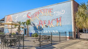 A mural with the words 'Shoreside Beach' and 'South Carolina' on a building. - Private Pool House — 5BR/5BA in Surfside Beach, Steps to the Beach (Surfside Beach)