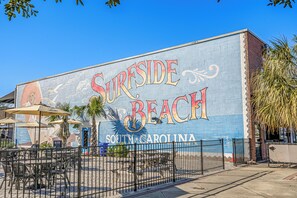 Ein Wandgemälde mit den Aufschriften 'Shoreside Beach' und 'South Carolina' an einem Gebäude.