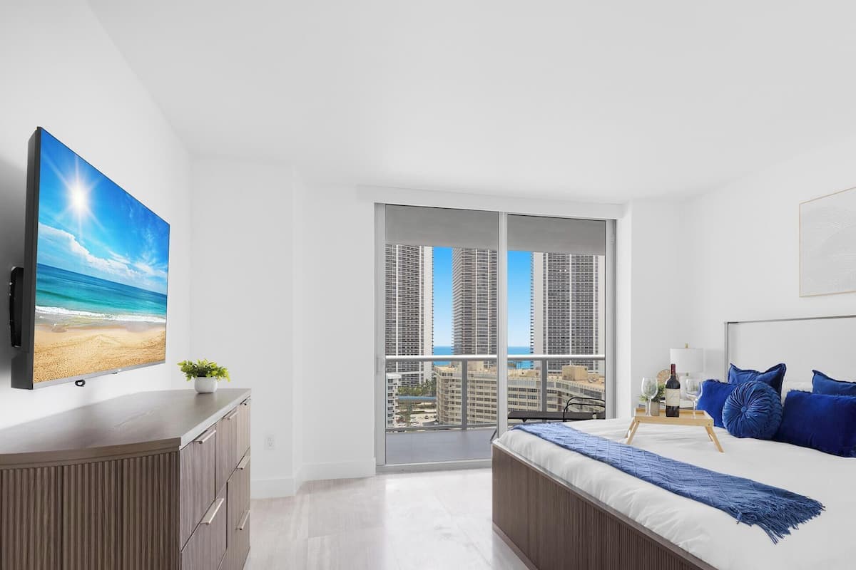 Deluxe Apartment, 3 Bedrooms, Balcony | Laptop workspace, free WiFi