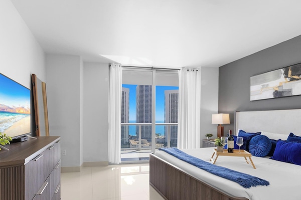 3 Bedroom High Floor - Ocean View | Laptop workspace, WiFi (free)