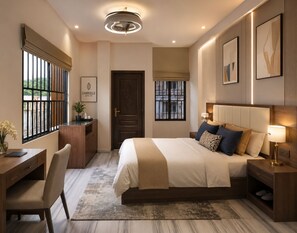 Quarto de hotel com cama, mesa de cabeceira, abajur, escrivaninha, cadeira e vista para o exterior pela janela.