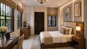 Deluxe kamer, 1 twee- of 2 eenpersoonsbedden, uitzicht op strand | Een kluis op de kamer, een bureau, een laptopwerkplek
