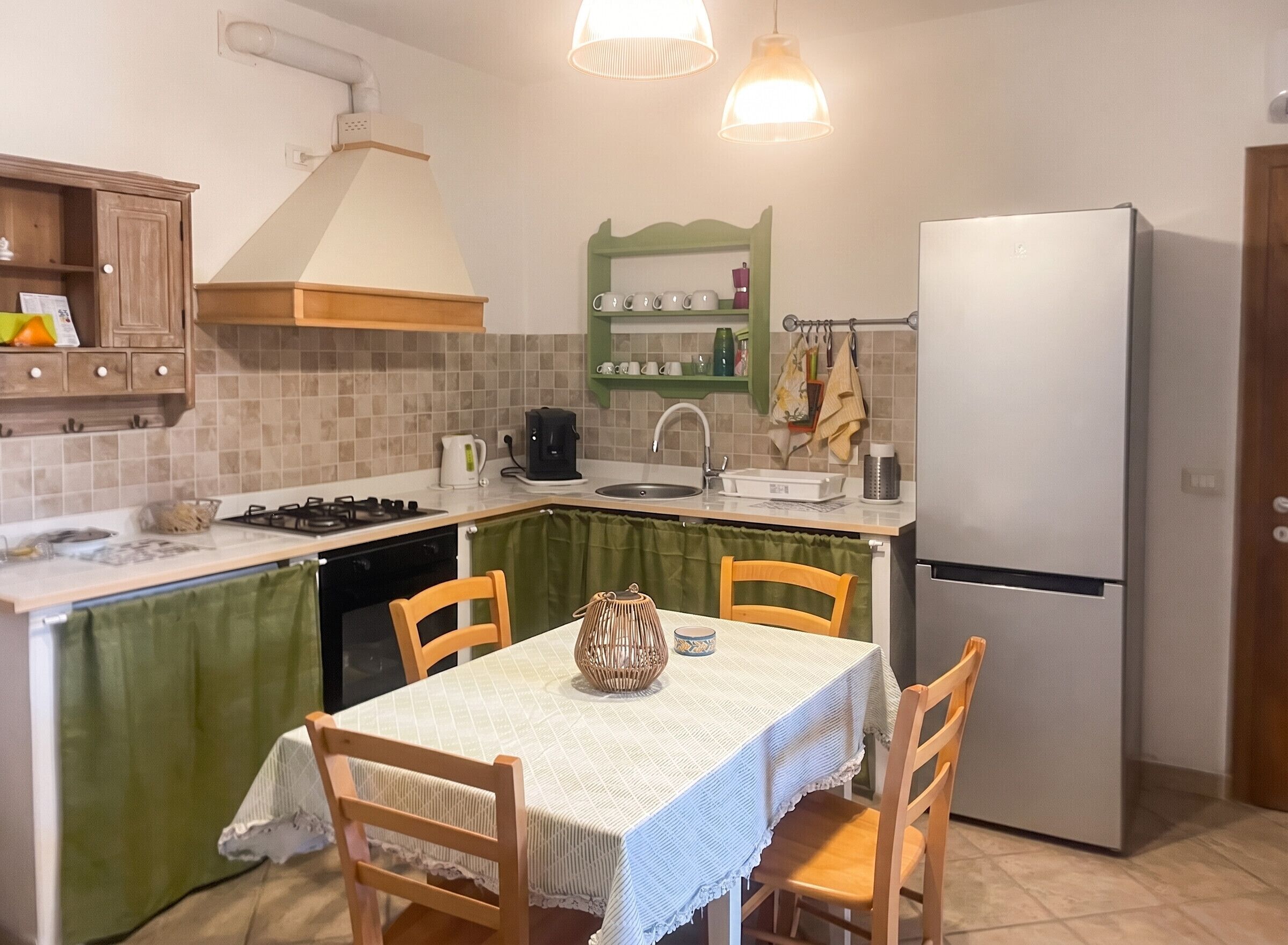 Coffee/tea maker, fridge, oven, stovetop