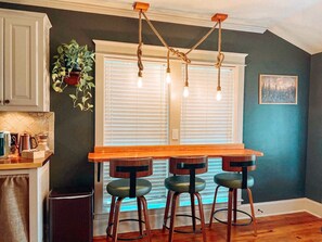 Dining - Stylish Boutique Cottage in Mid City, Next Door to Dining, Near LSU & Downtown (Baton Rouge)