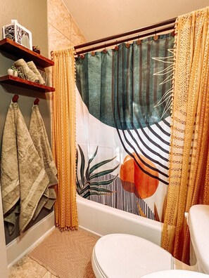 Hair dryer, towels, soap, shampoo - Stylish Boutique Cottage in Mid City, Next Door to Dining, Near LSU & Downtown (Baton Rouge)