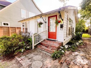 Exterior detail - Stylish Boutique Cottage in Mid City, Next Door to Dining, Near LSU & Downtown (Baton Rouge)