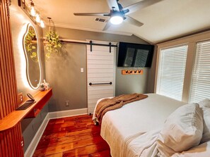 1 bedroom, desk, iron/ironing board, WiFi - Stylish Boutique Cottage in Mid City, Next Door to Dining, Near LSU & Downtown (Baton Rouge)