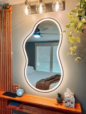 1 bedroom, desk, iron/ironing board, WiFi - Stylish Boutique Cottage in Mid City, Next Door to Dining, Near LSU & Downtown (Baton Rouge)