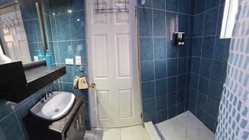 Family Double Room, Balcony, Park View | Bathroom