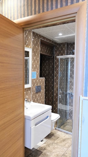 A bathroom with a shower, toilet, and sink. - Maranda Old City Hotel (İstanbul)
