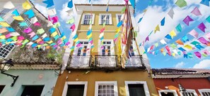 Um edifício com varandas e bandeiras coloridas.