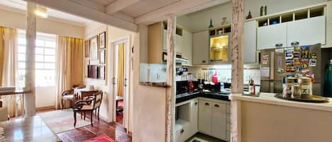 Departamento | Cocina privada | Refrigerador, microondas y utensilios de cocina
