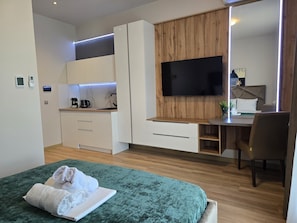 Desk, laptop workspace, free WiFi - Central Rin Residence (București)