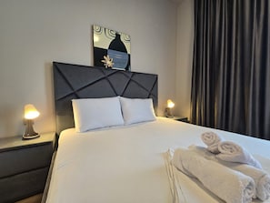 Escritorio, espacio para trabajar con laptop y wifi gratis 