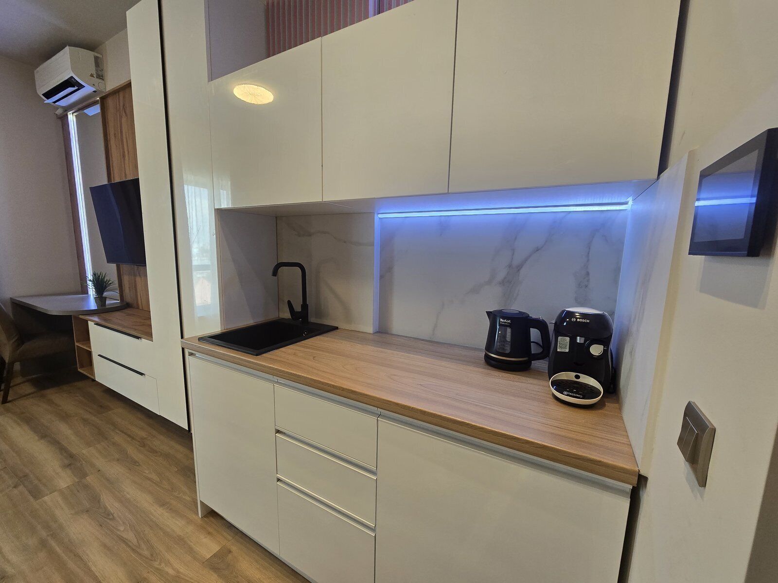 Standard Studio | Private kitchen | Mini-fridge, microwave