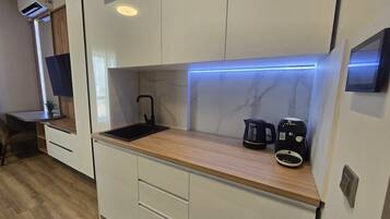 Standard Studio | Private kitchen | Mini-fridge, microwave