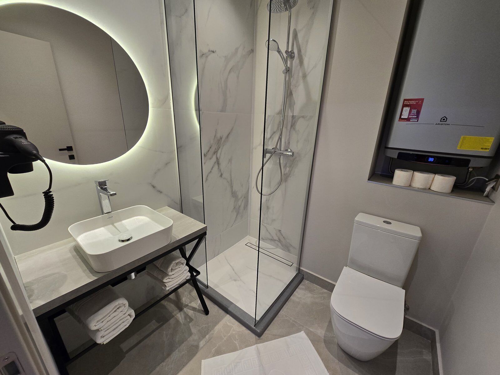 Studio | Bathroom | Shower, free toiletries, hair dryer, towels