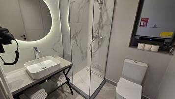 Studio | Bathroom | Shower, free toiletries, hair dryer, towels