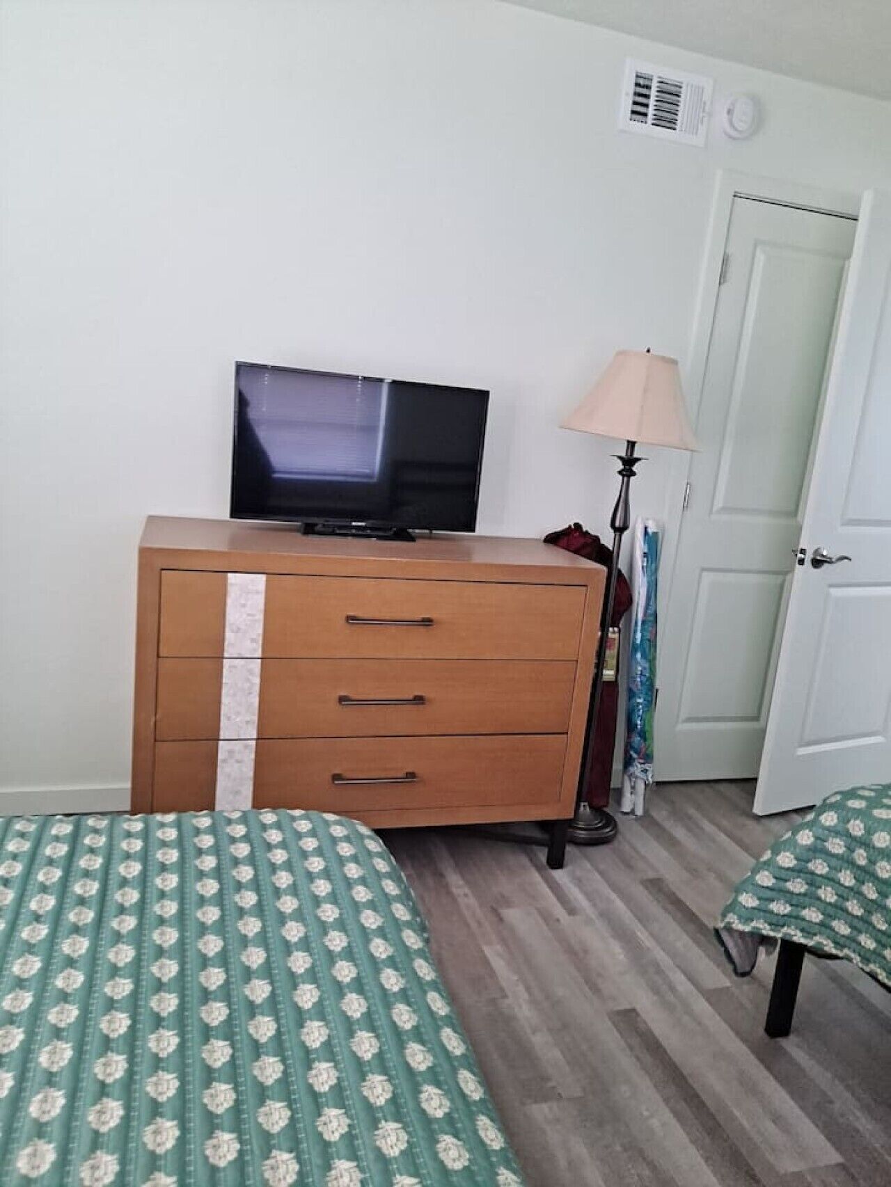 Desk, iron/ironing board, WiFi, bed sheets