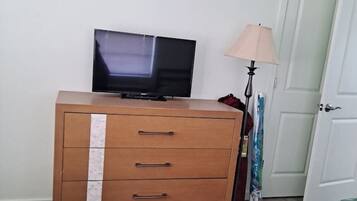 Desk, iron/ironing board, WiFi, bed sheets