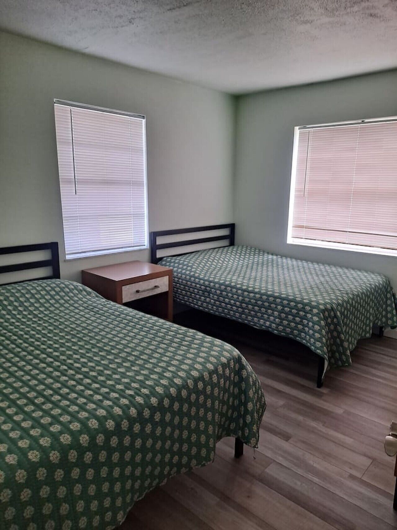 Desk, iron/ironing board, WiFi, bed sheets