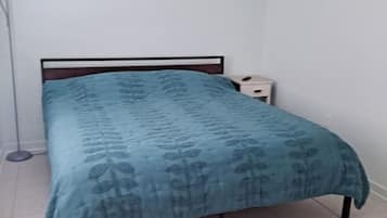 Desk, iron/ironing board, WiFi, bed sheets