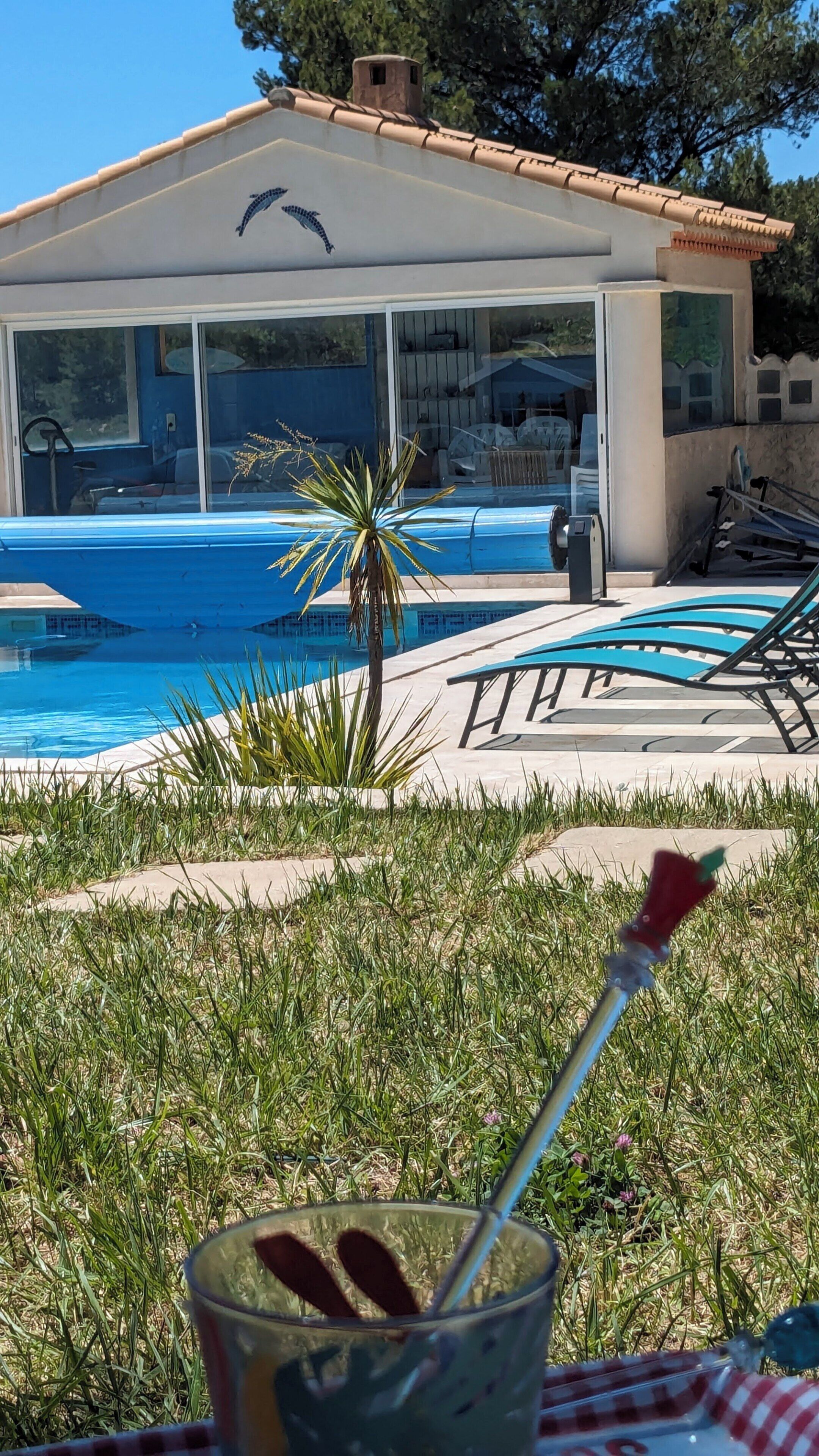 Ein Poolbereich mit Liegestühlen und einer überdachten Sitzgelegenheit.
