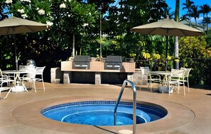 An outdoor pool area with a built-in grill and seating. - Ocean View 6BR, 2 Condos for 16 in Wailea, Hawaii! (Wailea)