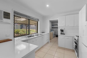 Private kitchen - Great Value Group Stay | Comfortable & Convenient (Capalaba)