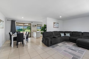 Living area - Great Value Group Stay | Comfortable & Convenient (Capalaba)