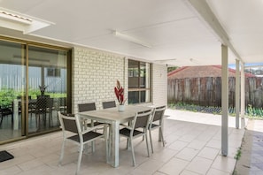 Outdoor dining - Great Value Group Stay | Comfortable & Convenient (Capalaba)