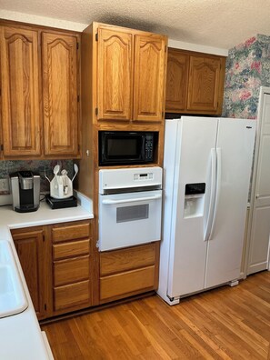 Wasserkocher mit Kaffee-/Teezubehör, Kühlschrank, Mikrowelle, Ofen