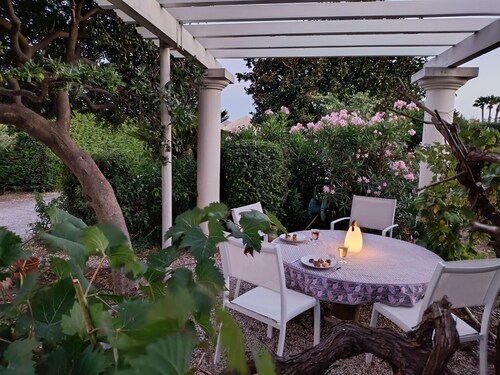A typical Provençal house, just a 10-minute walk from Almanarre Beach!