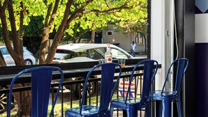 En rad blå stolar står uppradade utanför en byggnad med en skylt som lyder: ”Välkommen till Walgreens”.