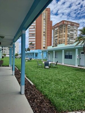 Outdoor dining - Beachside Mini-Condo w/ Pool on Redington Beach! (Redington Shores)