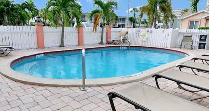 Beach Boutique Mini-Cottage + Pool: Steps to Sand!