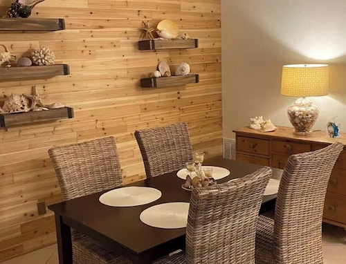 3 min walk to BEACH! Great 2 Bed/2 Bath Condo! Well-equipped for FUN in the SUN!