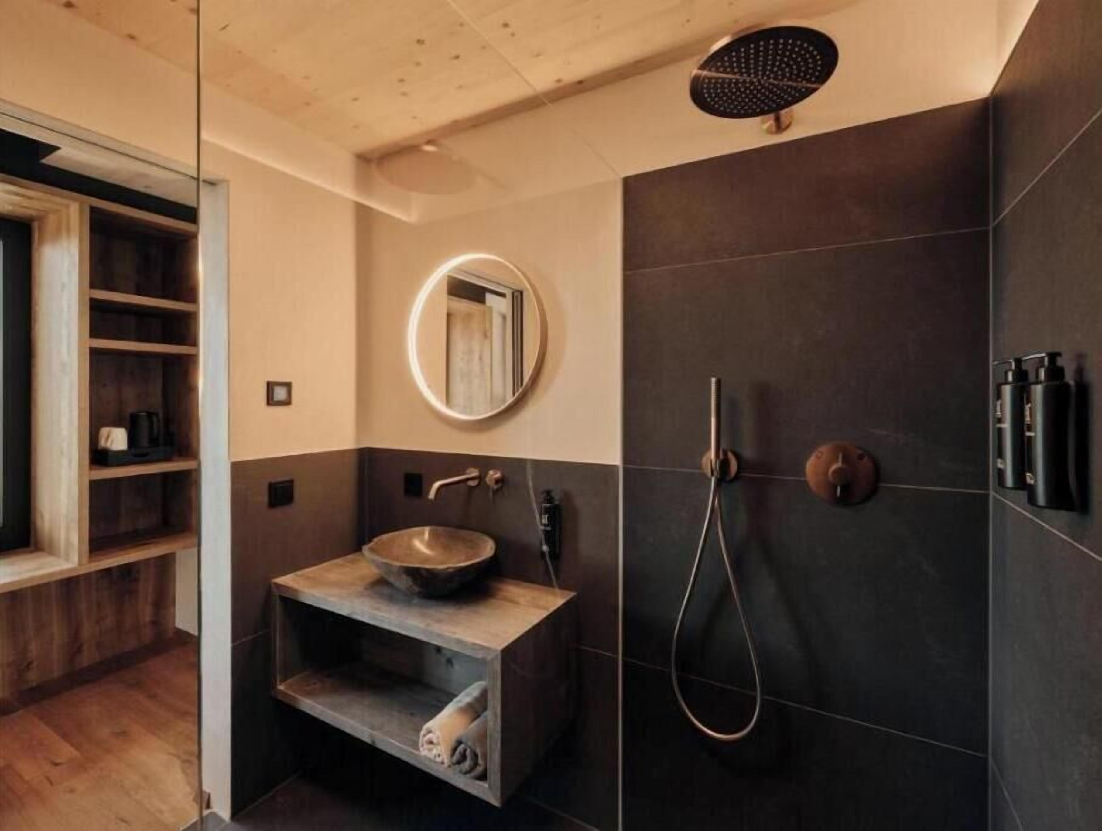 Douche, sèche-cheveux, serviettes fournies, papier toilette