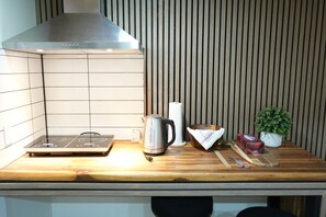 Cafetera y tetera, refrigerador, microondas y tetera eléctrica 
