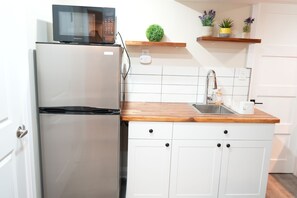 Cafetière/bouilloire, réfrigérateur, micro-ondes, bouilloire électrique