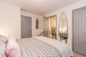 Room - Modern Oxford 2-Bed Apartment | Free Parking | Sleeps 4 (Oxford)