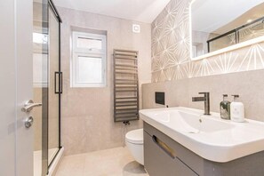 Bathroom - Modern Oxford 2-Bed Apartment | Free Parking | Sleeps 4 (Oxford)
