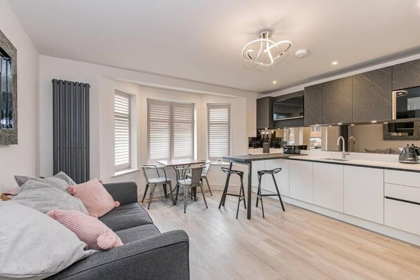 Living area - Modern Oxford 2-Bed Apartment | Free Parking | Sleeps 4 (Oxford)