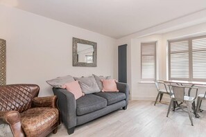 Living area - Modern Oxford 2-Bed Apartment | Free Parking | Sleeps 4 (Oxford)