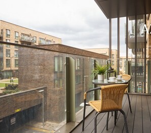 Outdoor dining - Relaxing 2BR Flat Near Langdon Park Stn. | ST (London)