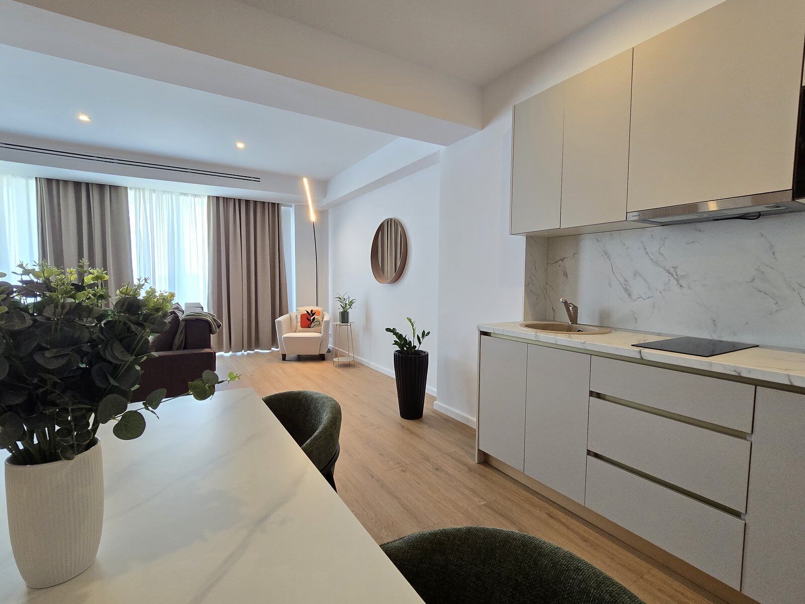Ein modernes Apartment mit Küche, Essbereich und Wohnzimmer.