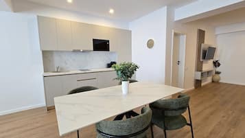 Apartemen Comfort, balkon | Tempat makan
