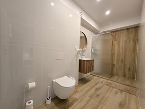 Căn hộ tiện nghi đơn giản, ban công | Phòng tắm | Buồng tắm vòi sen, máy sấy tóc, khăn tắm